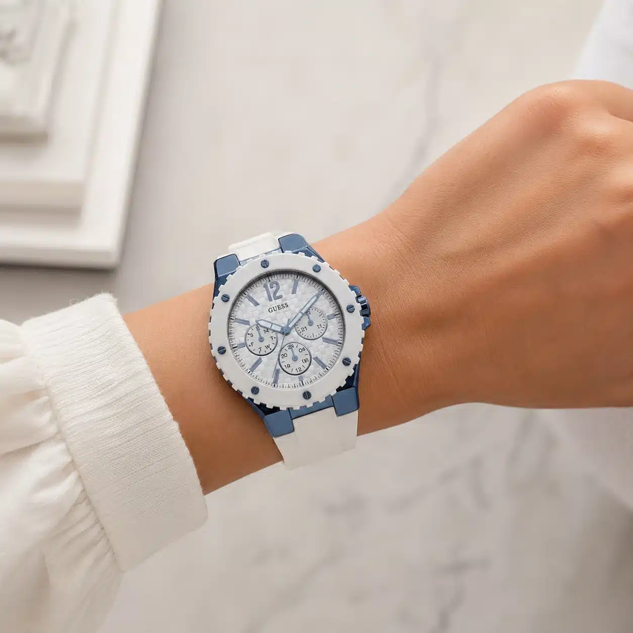 Γυναικείο Ρολόι Guess 39mm με Λευκό Καντράν και Καουτσούκ Λουράκι W0149L6 Γυναικείο Ρολόι Guess 39mm με Λευκό Καντράν και Καουτσούκ Λουράκι W0149L6