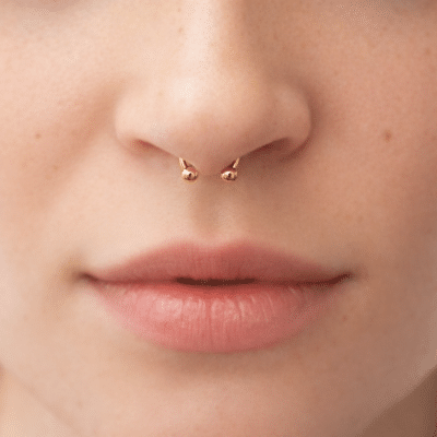 Septum με μπίλιες χρυσό – κλασικό piercing με minimal στυλ SS0084
