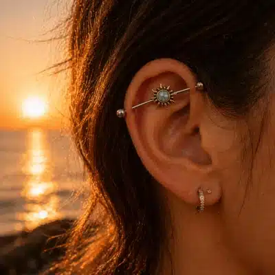 Industrial piercing με ήλιο και τιρκουάζ πέτρα σε ασημί χρώμα NRI0037
