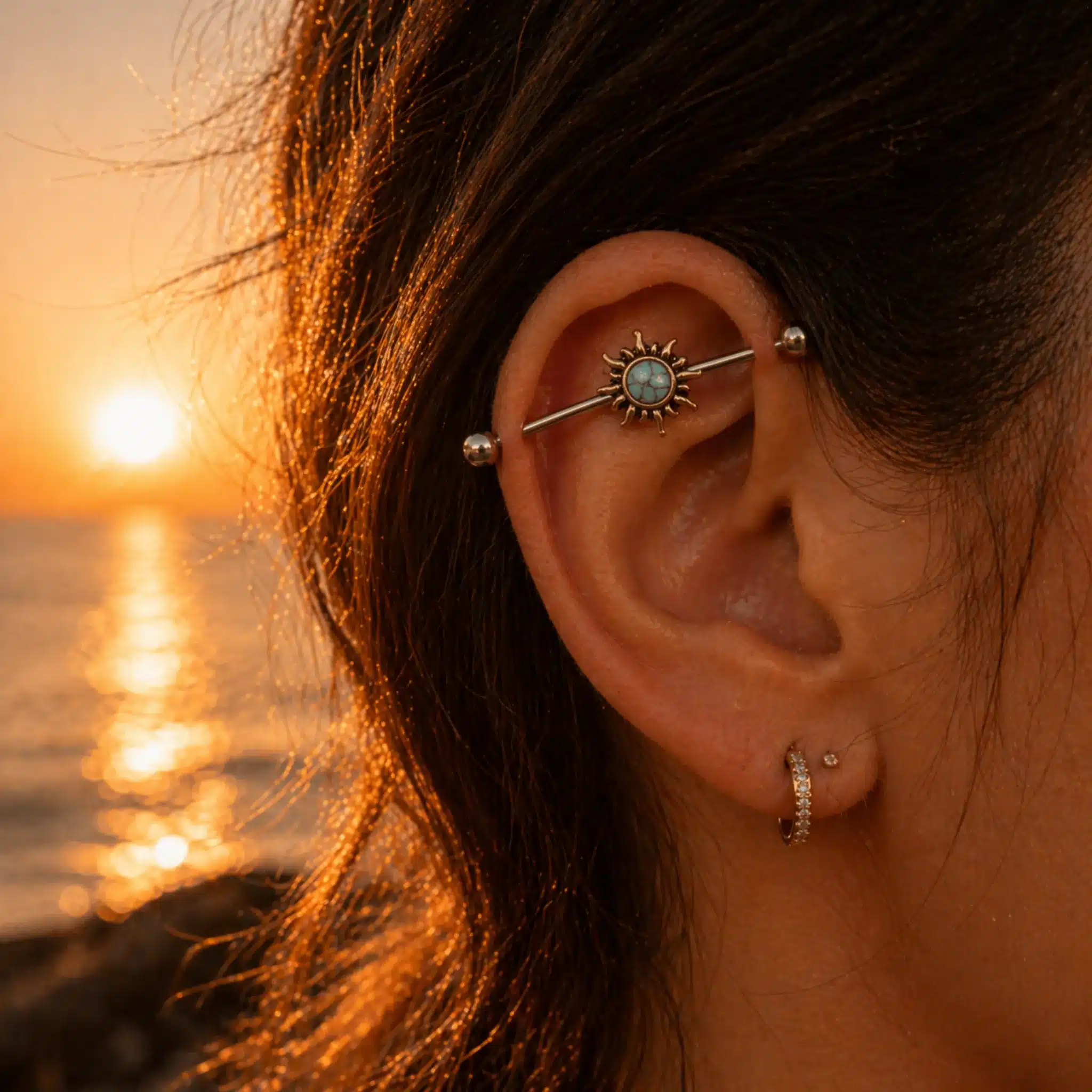 Industrial piercing με ήλιο και τιρκουάζ πέτρα σε ασημί χρώμα NRI0037 Industrial piercing με ήλιο και τιρκουάζ πέτρα σε ασημί χρώμα NRI0037