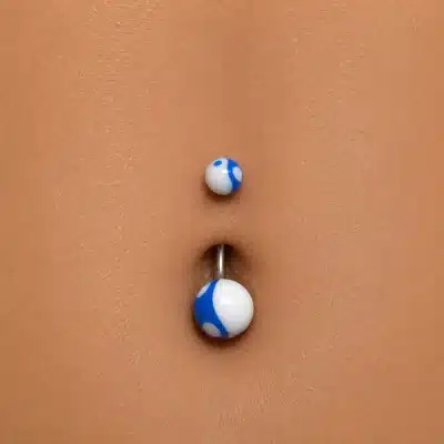 Piercing Αφαλού με Λευκή και Μπλε Μπίλια SA1065