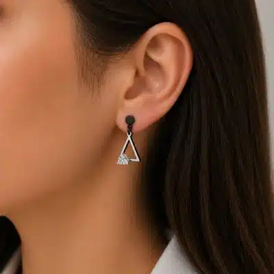 Μαύρο Σκουλαρίκι Τρίγωνο με Λευκή Πέτρα – Minimal SS126